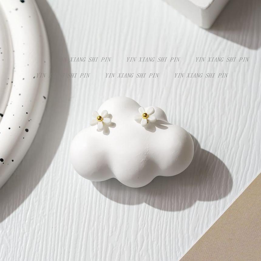 Floral Stud Earring Product Image