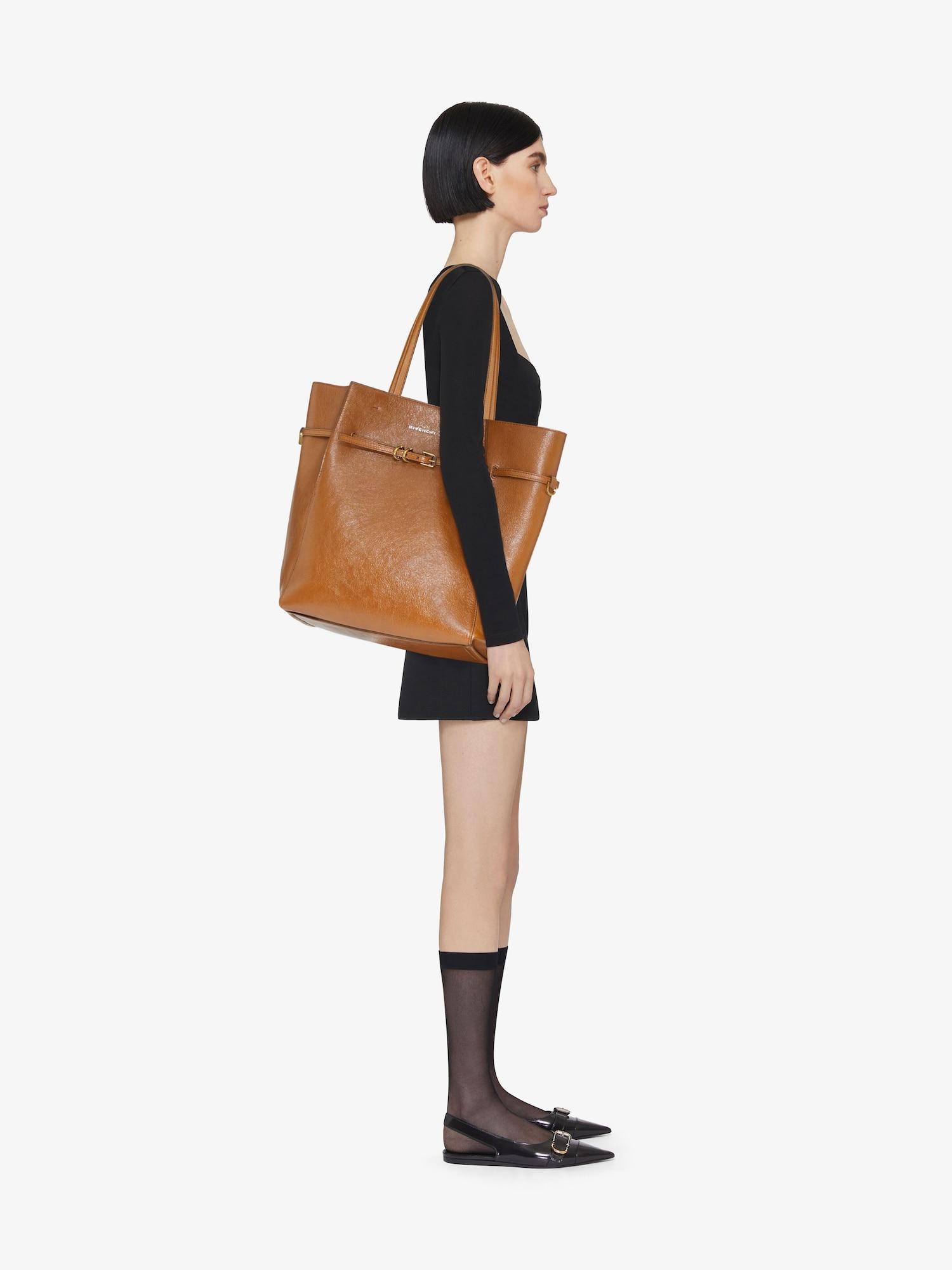 Medium Voyou tote bag in leather Product Image