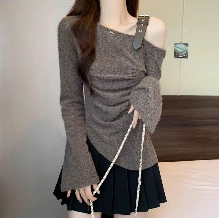 Long-Sleeve Cold-Shoulder Buckled Asymmetrical Slim Fit Tee Product Image