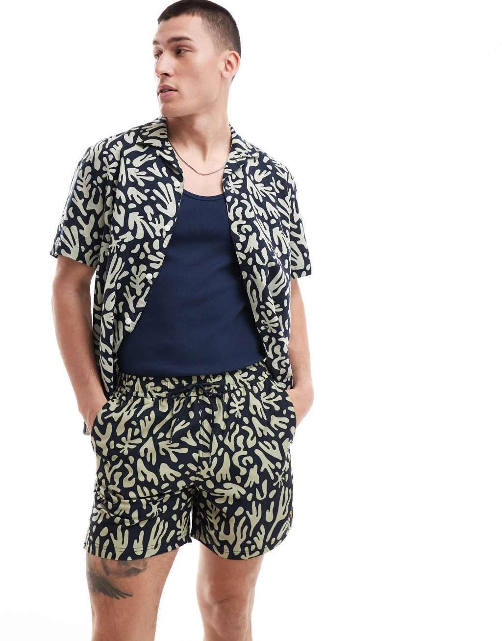 Farah printed shorts in navy product image