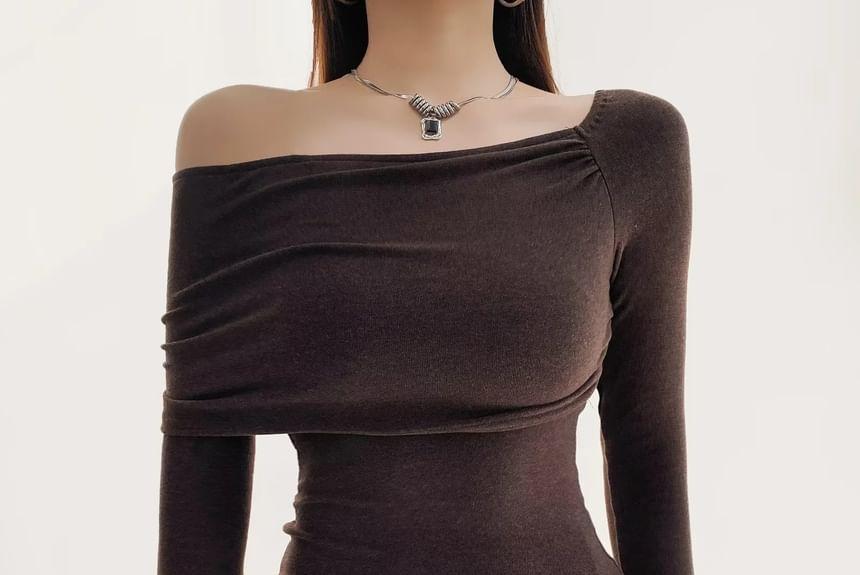 Long Sleeve Off Shoulder Plain Ruched Crop T-Shirt Product Image