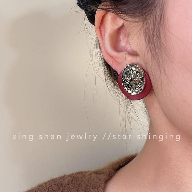 Metal Round Stud Earring Product Image