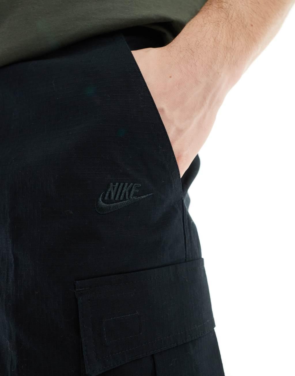 Nike Club woven cargo shorts in black Product Image