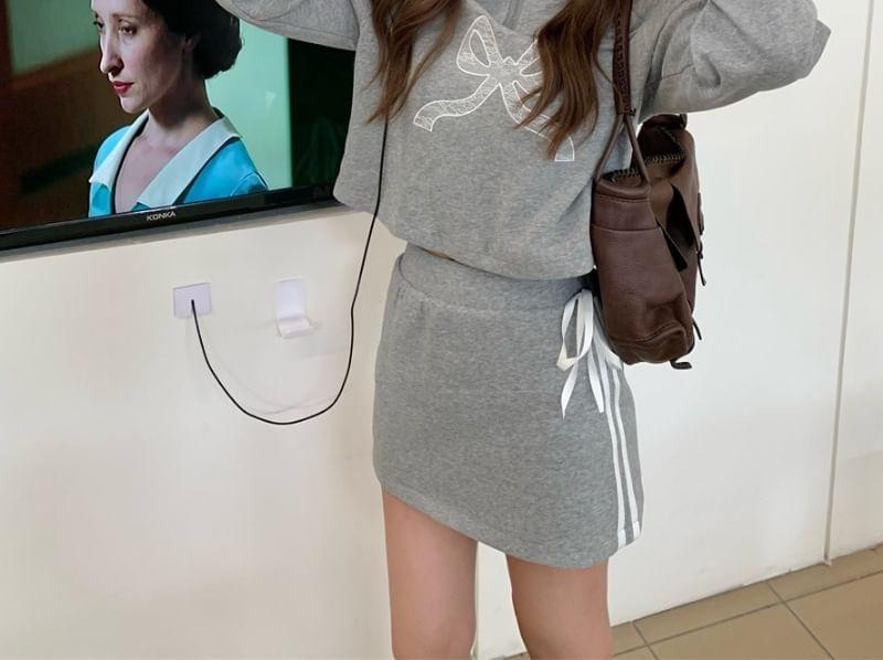 Long-Sleeve Turtleneck Bow Print Half-Zip Sweatshirt / High-Waist Mini Skirt Product Image