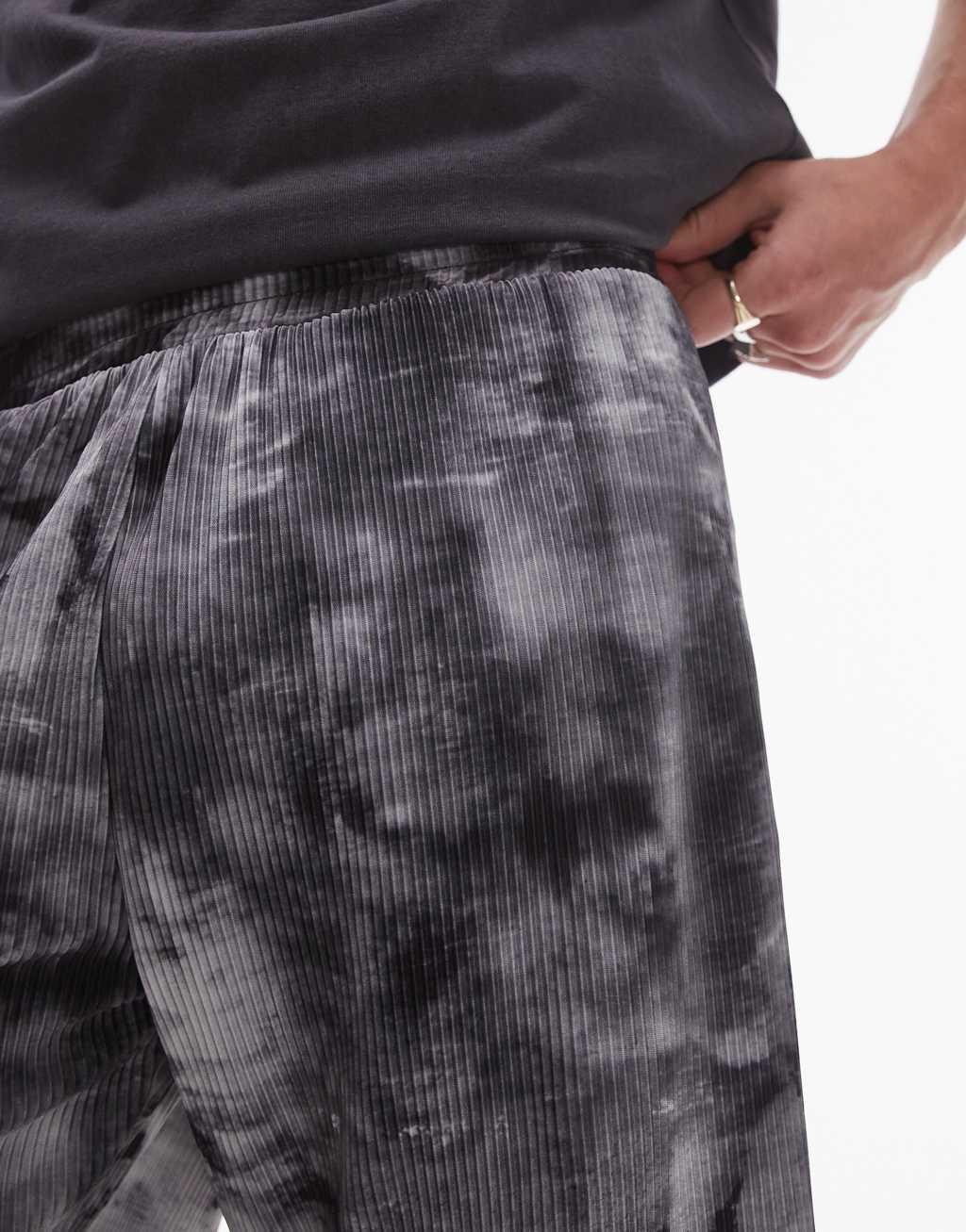 Topman oversized fit printed plisse short in gray Product Image