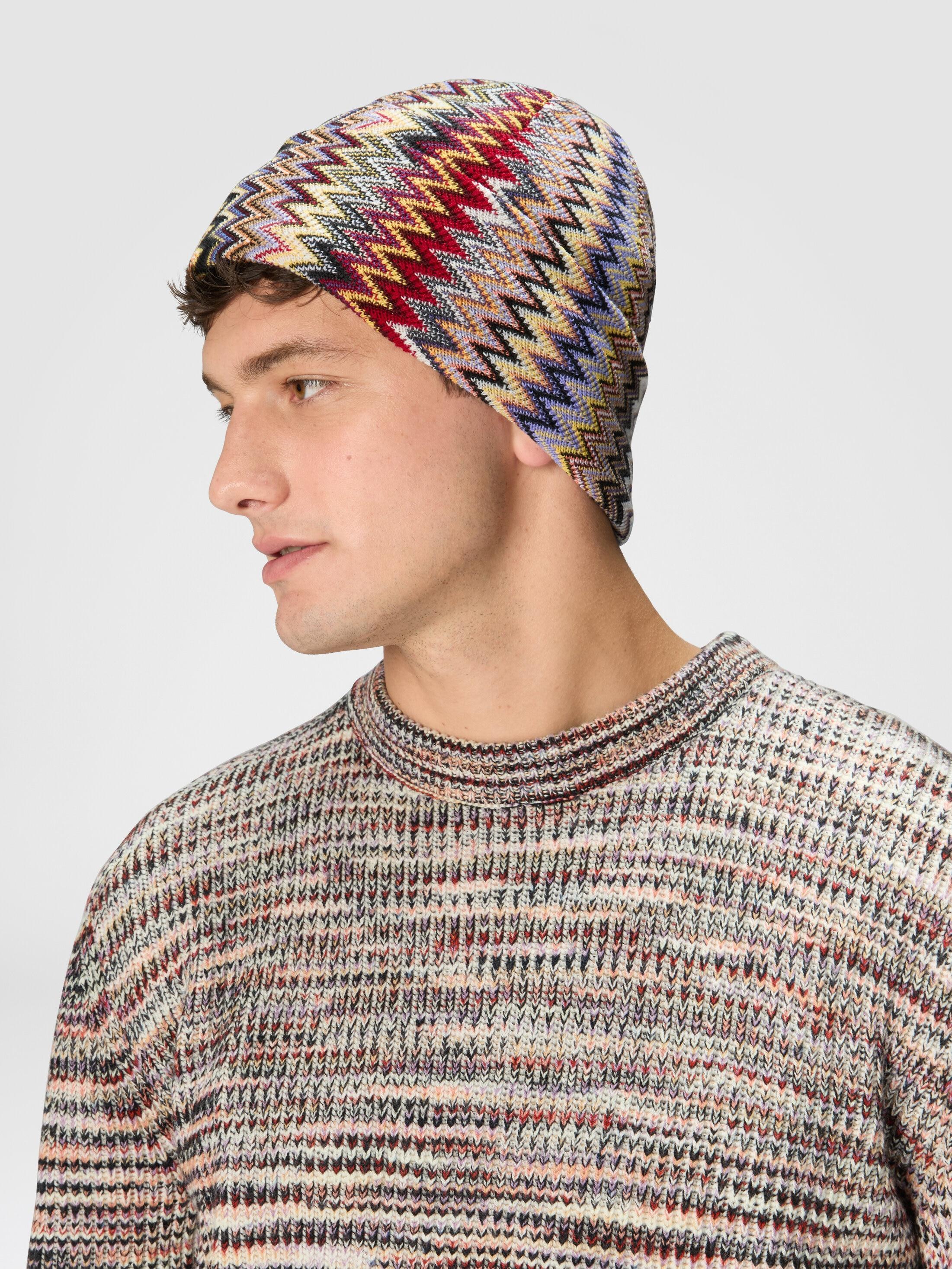 Wool beanie with vertical zigzags Product Image