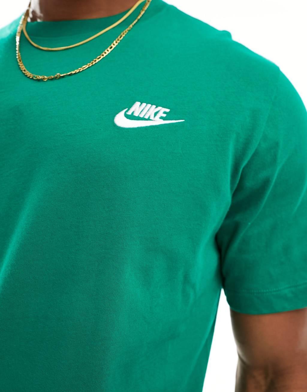 Nike Club Unisex T-shirt in green Product Image