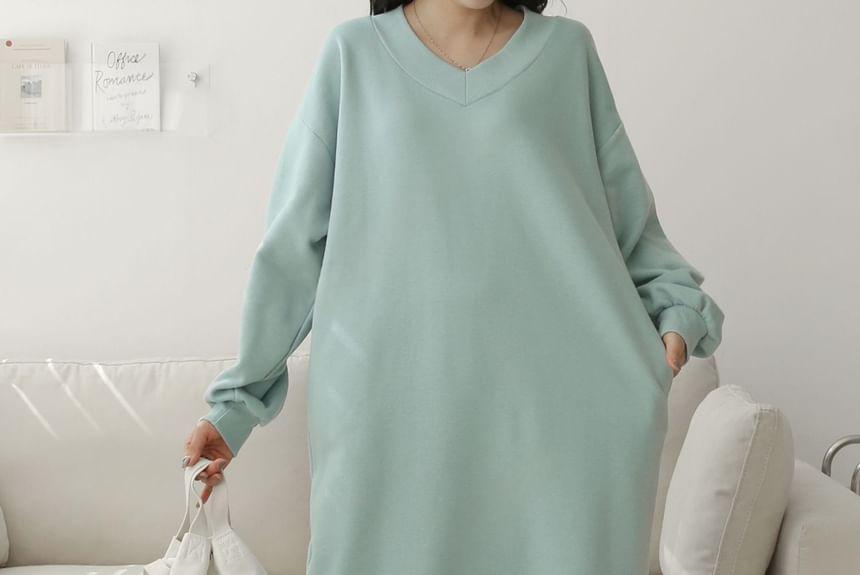 Long-Sleeve V-Neck Plain Midi Dress Product Image