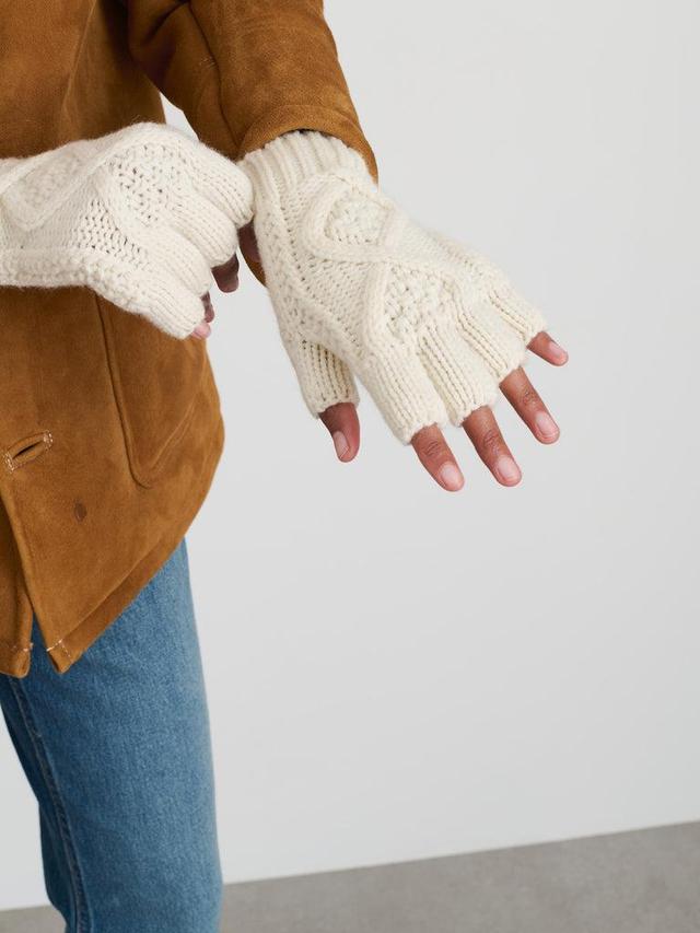 Aran Cable Gloves In Wool Product Image