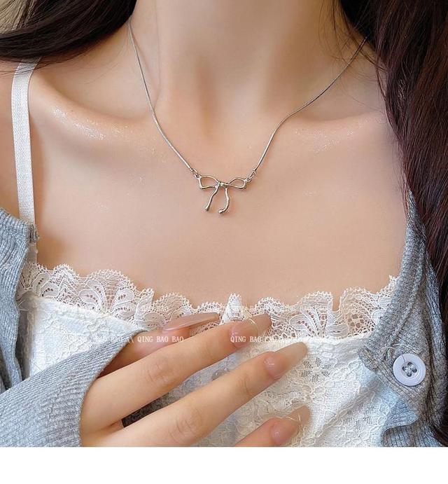 Ribbon Necklace Product Image