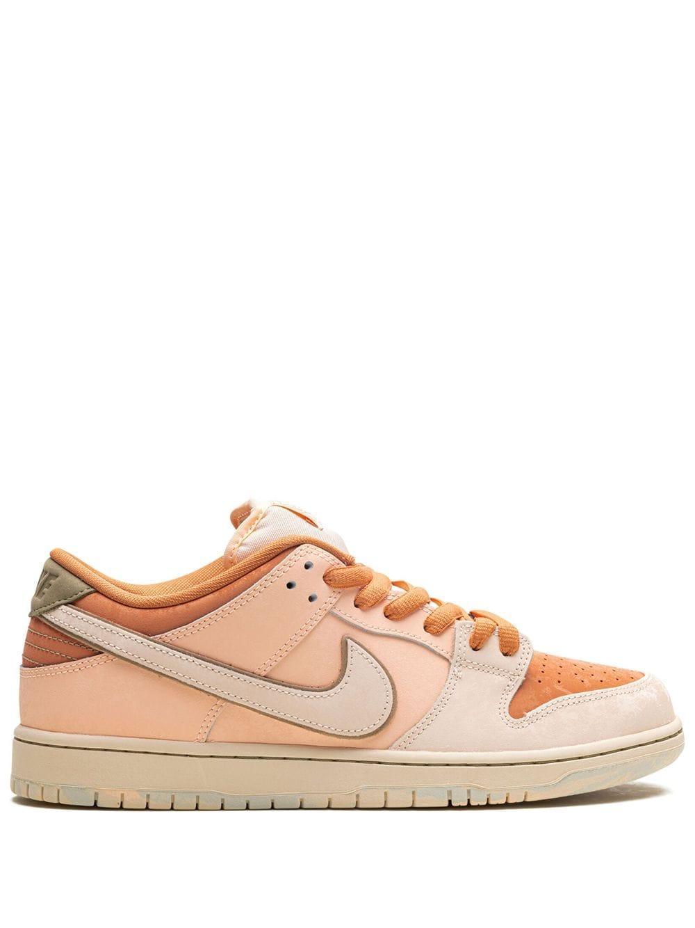 Sb Dunk Low Pro Prm "trocadero Gardens" Sneakers In Pink Product Image