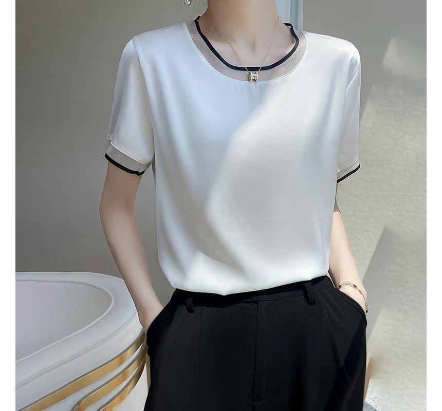 Short-Sleeve Round Neck Contrast Trim Blouse Product Image