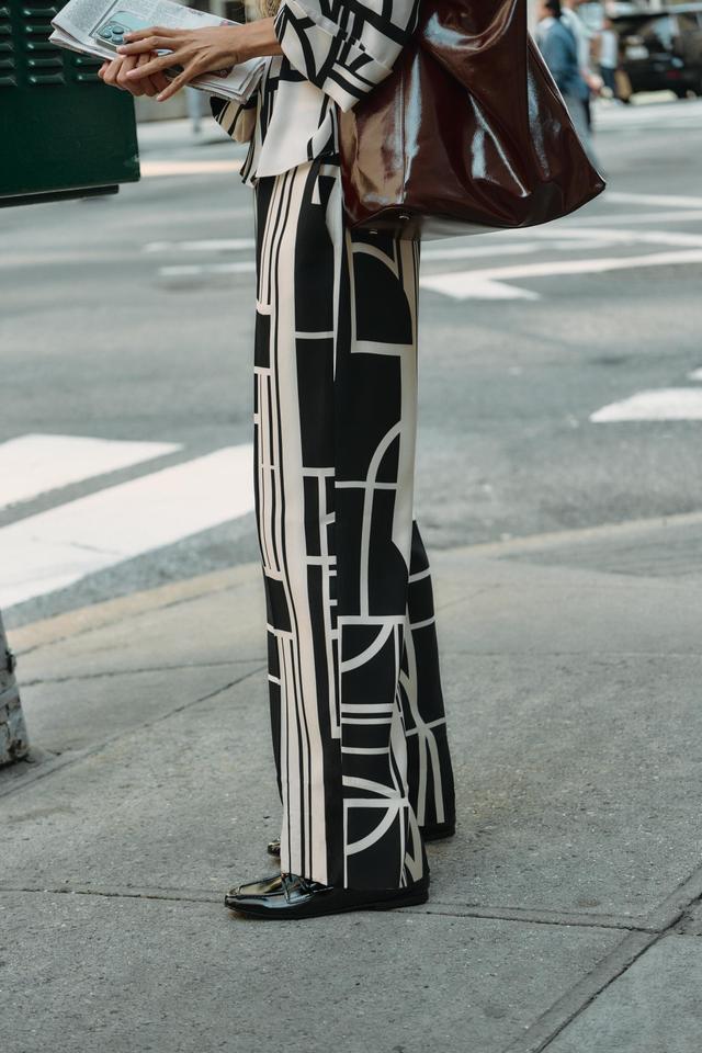 GEOMETRIC PRINT WIDE LEG PANTS Product Image