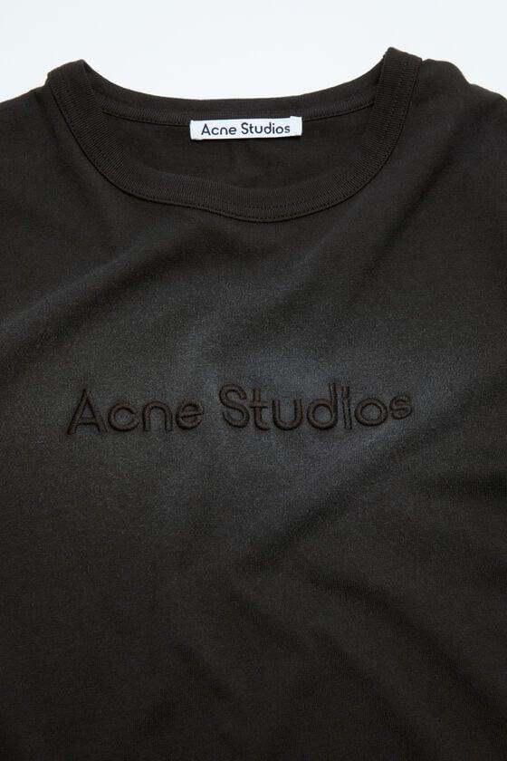 Logo t-shirt - fitted fit Product Image