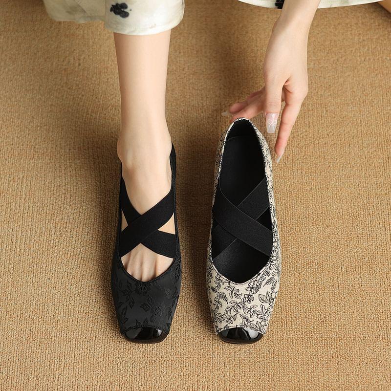 Cap Toe Floral Chunky Heel Mary Jane Shoes Product Image