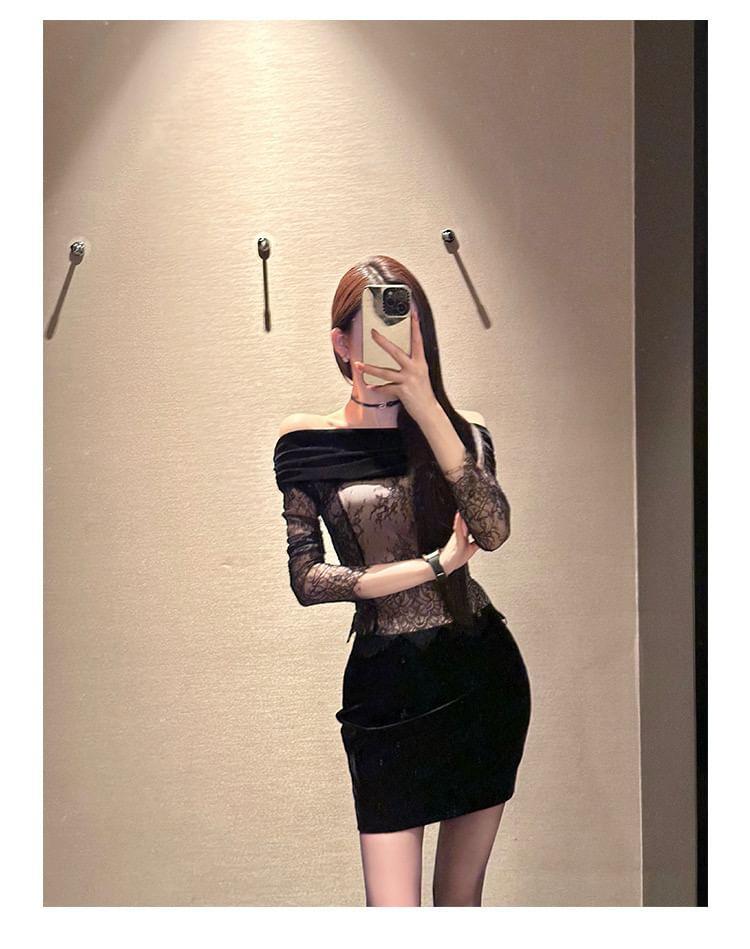 Long-Sleeve Off-Shoulder Velvet Panel Lace Slim Fit Crop Top Product Image