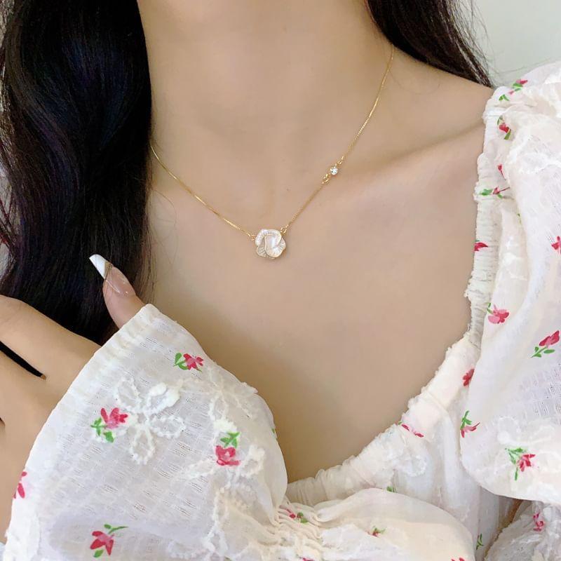 Enamel Flower Necklace Product Image