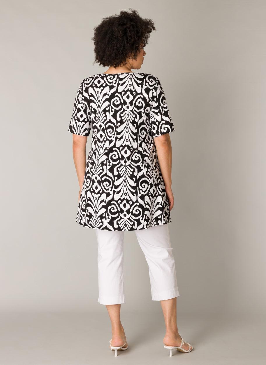 Yesta Anke Essential Black & White Tee/Tunic Product Image