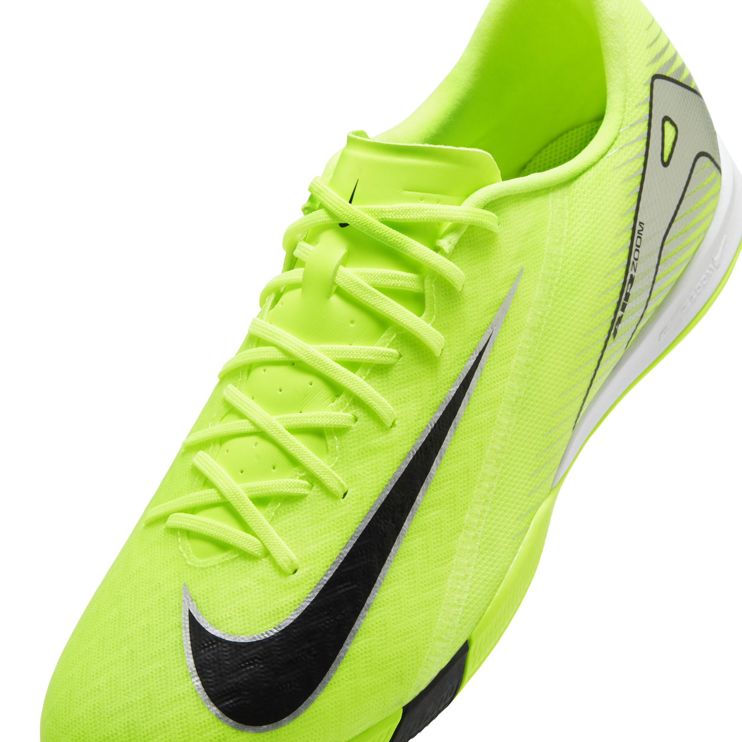 Nike Men's Mercurial Vapor 16 Academy IC Low-Top Soccer Shoes Product Image