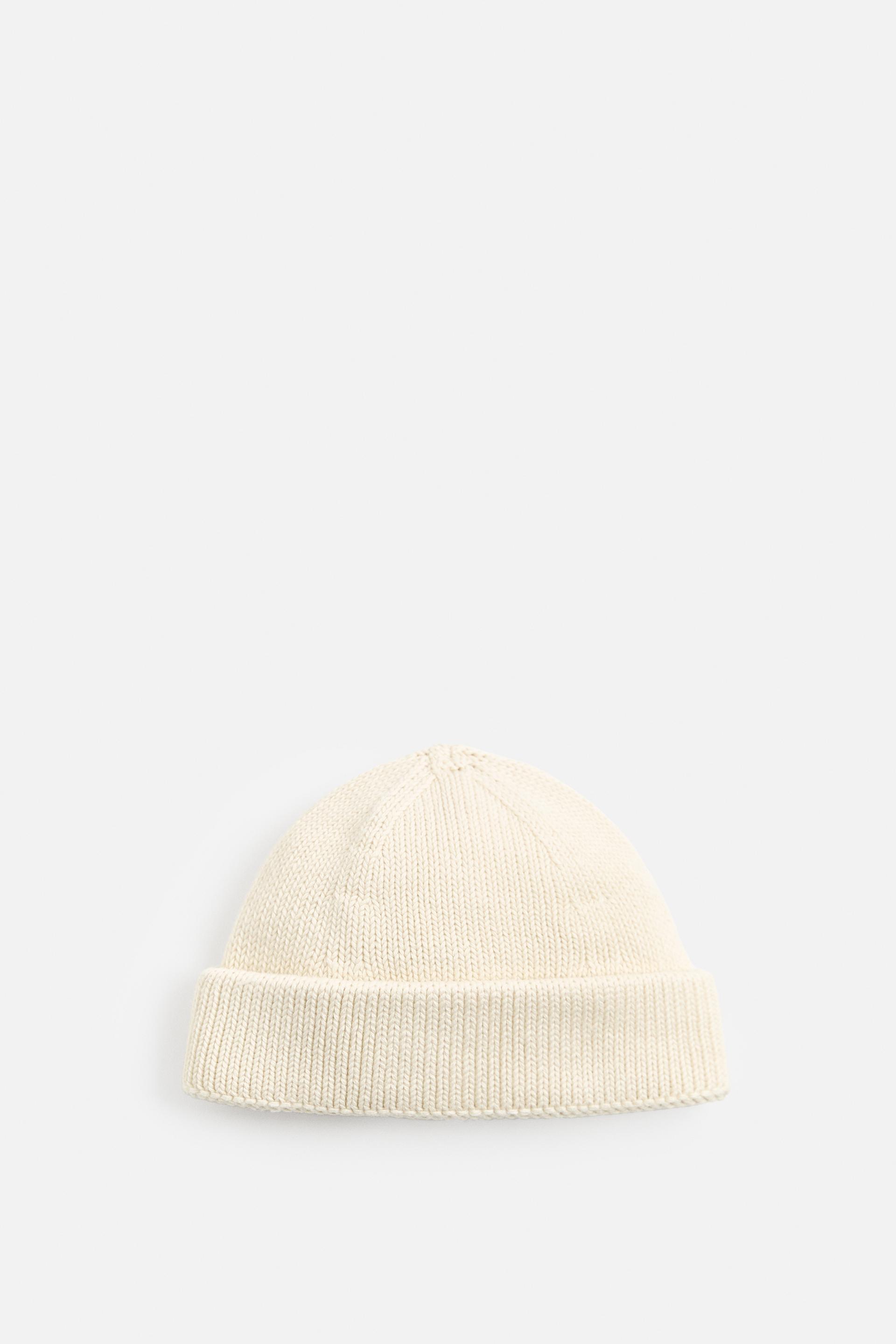 SHORT KNIT HAT Product Image