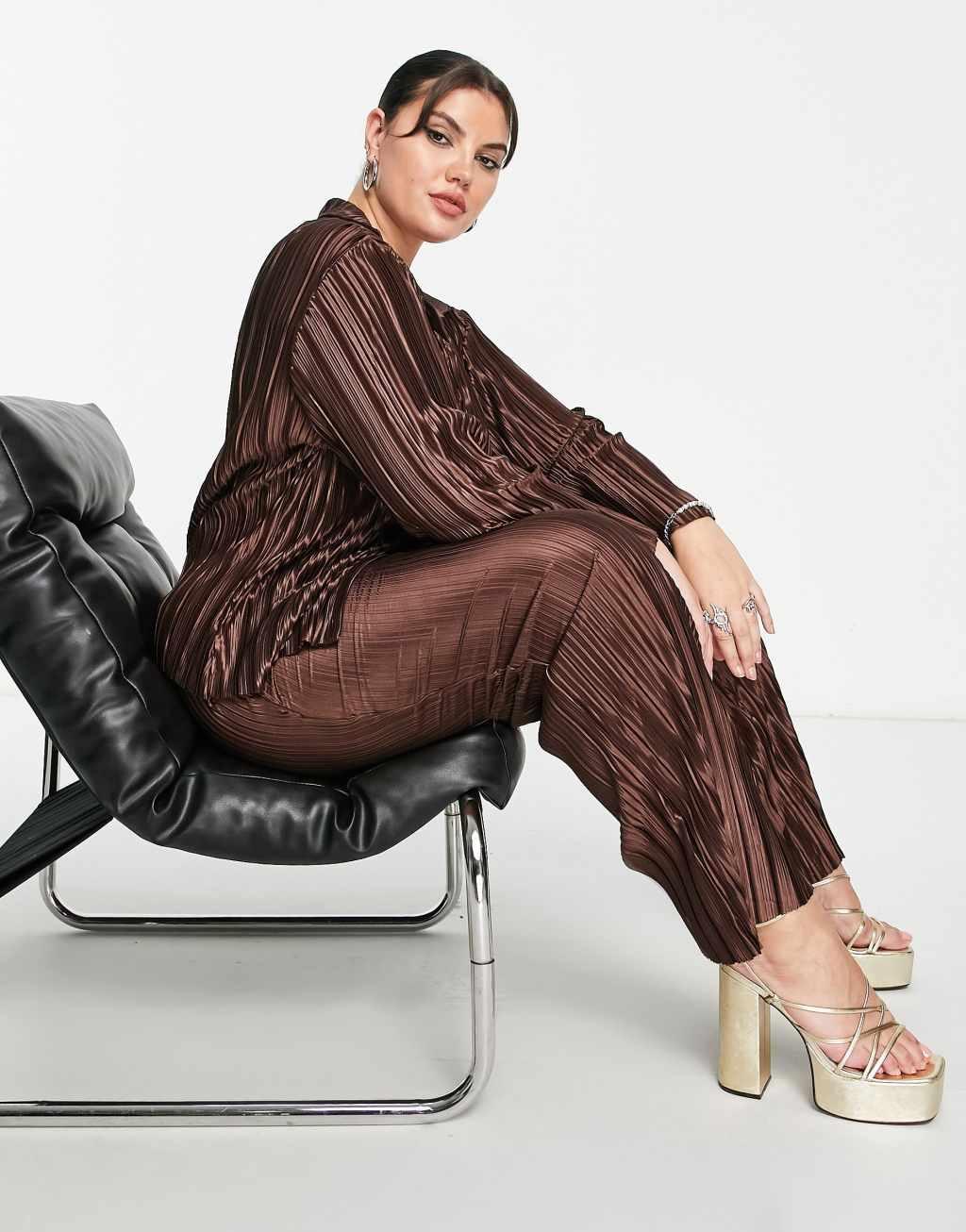 Urban Threads Plus plisse straight leg pants in chocolate brown Product Image