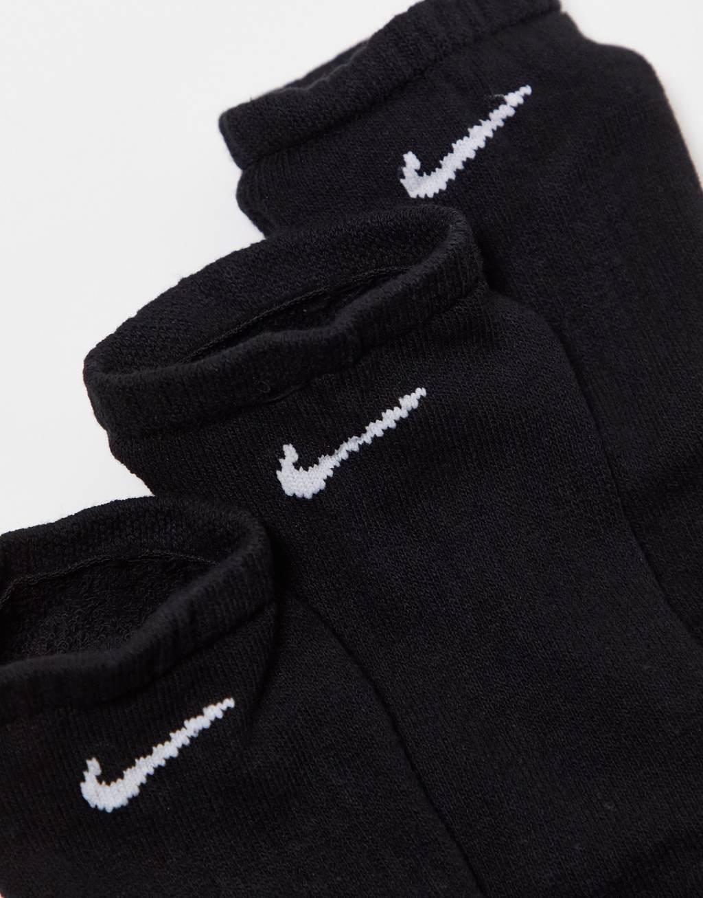 Nike Training Everyday Cushioned 3 pack sneaker sock in black Product Image