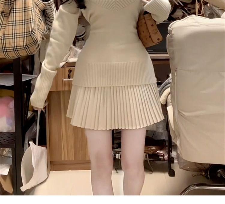 Long-Sleeve V-Neck Plain Knit Mini Pleated Dress Product Image