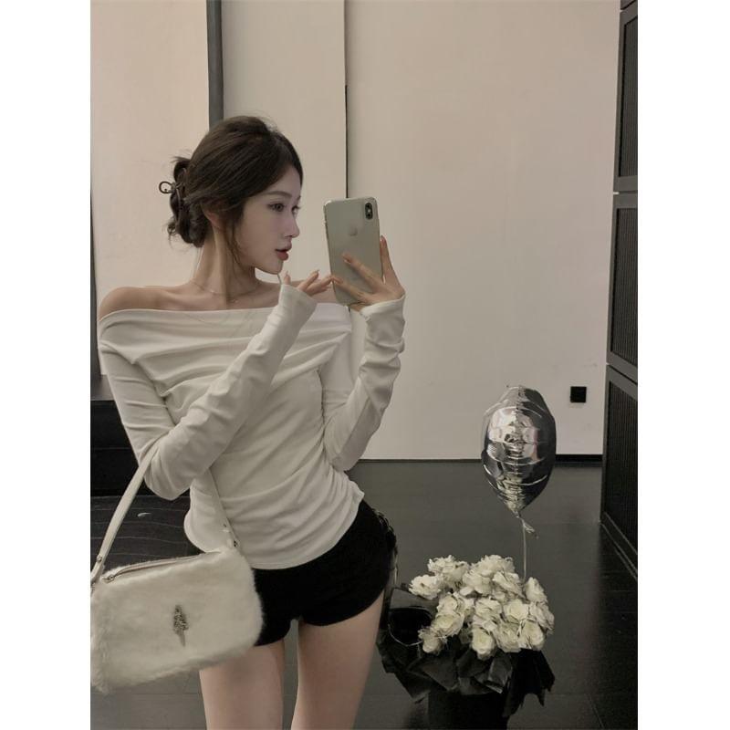 Long-Sleeve Off-Shoulder Plain Ruched Tee Product Image