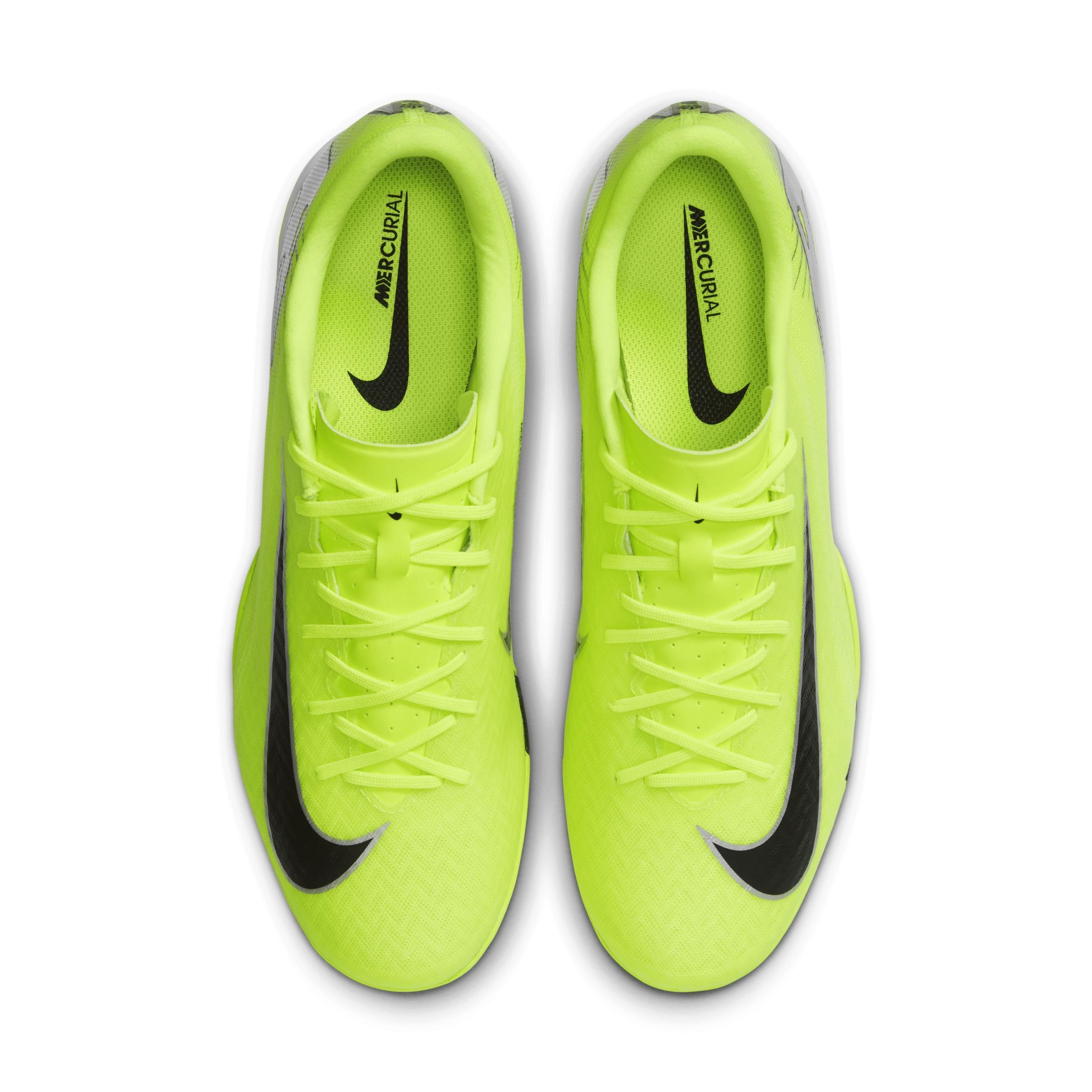 Nike Men's Mercurial Vapor 16 Academy IC Low-Top Soccer Shoes Product Image