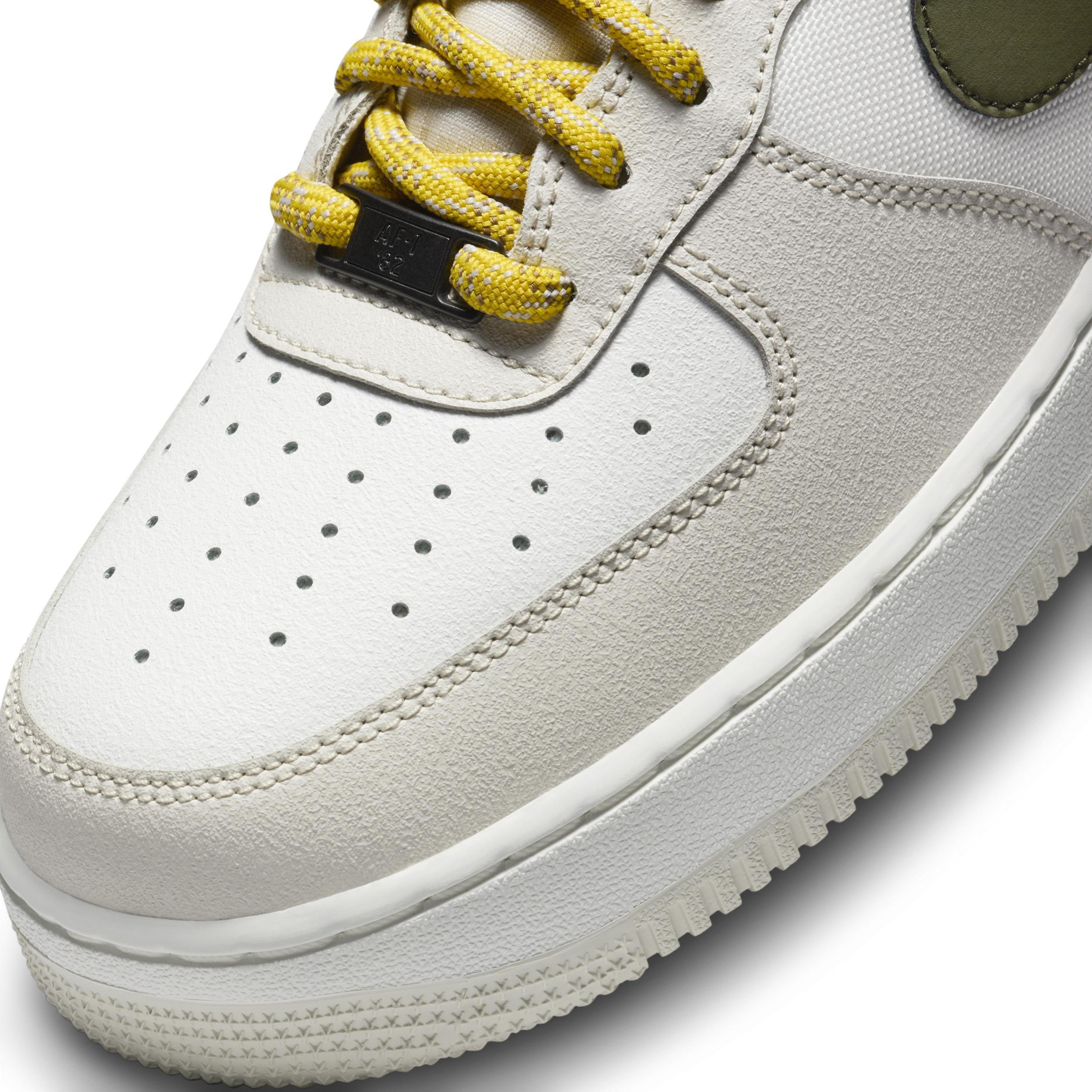 Nike Men's Air Force 1 '07 Premium Shoes Product Image