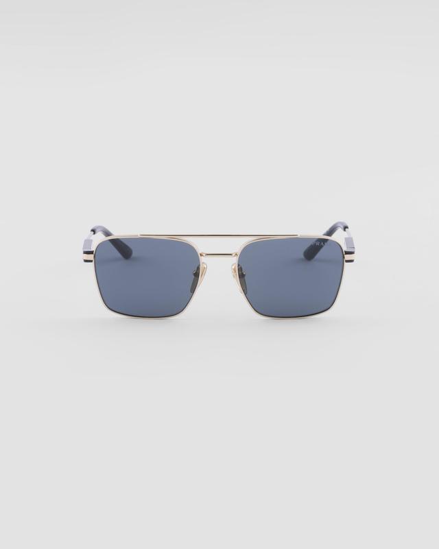 Sunglasses with iconic metal plaque Product Image