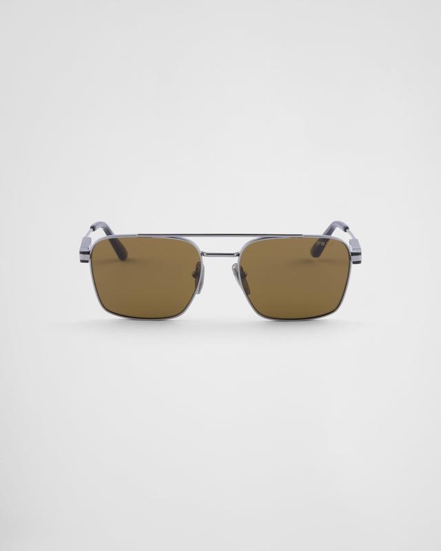 Sunglasses with iconic metal plaque Product Image