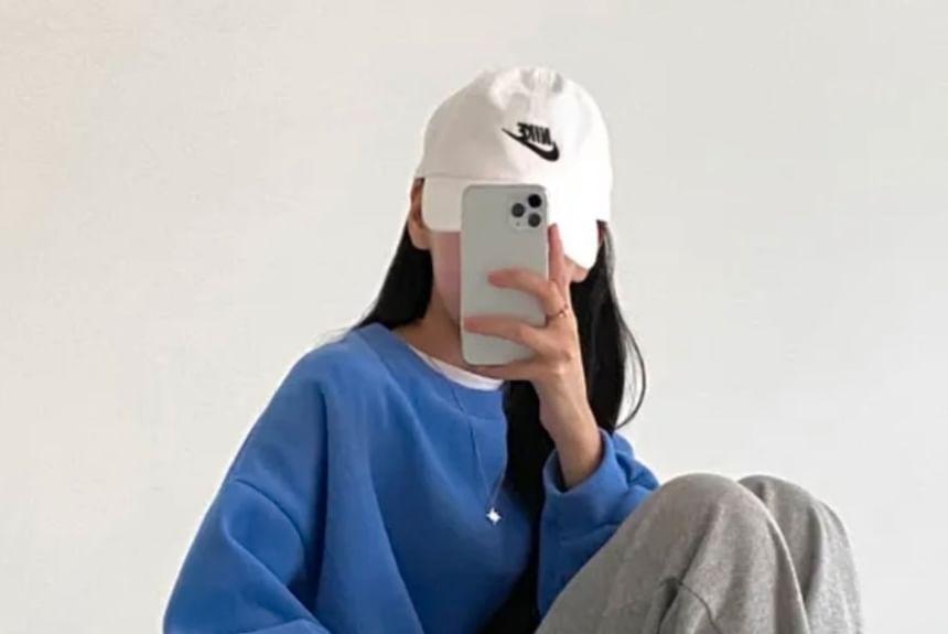 Plain Loose-Fit Pullover Product Image