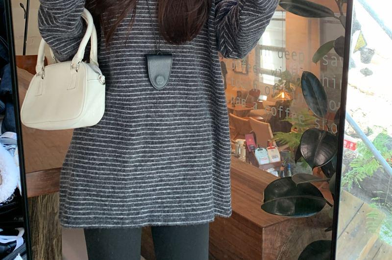 Long-Sleeve Round Neck Striped T-Shirt Product Image