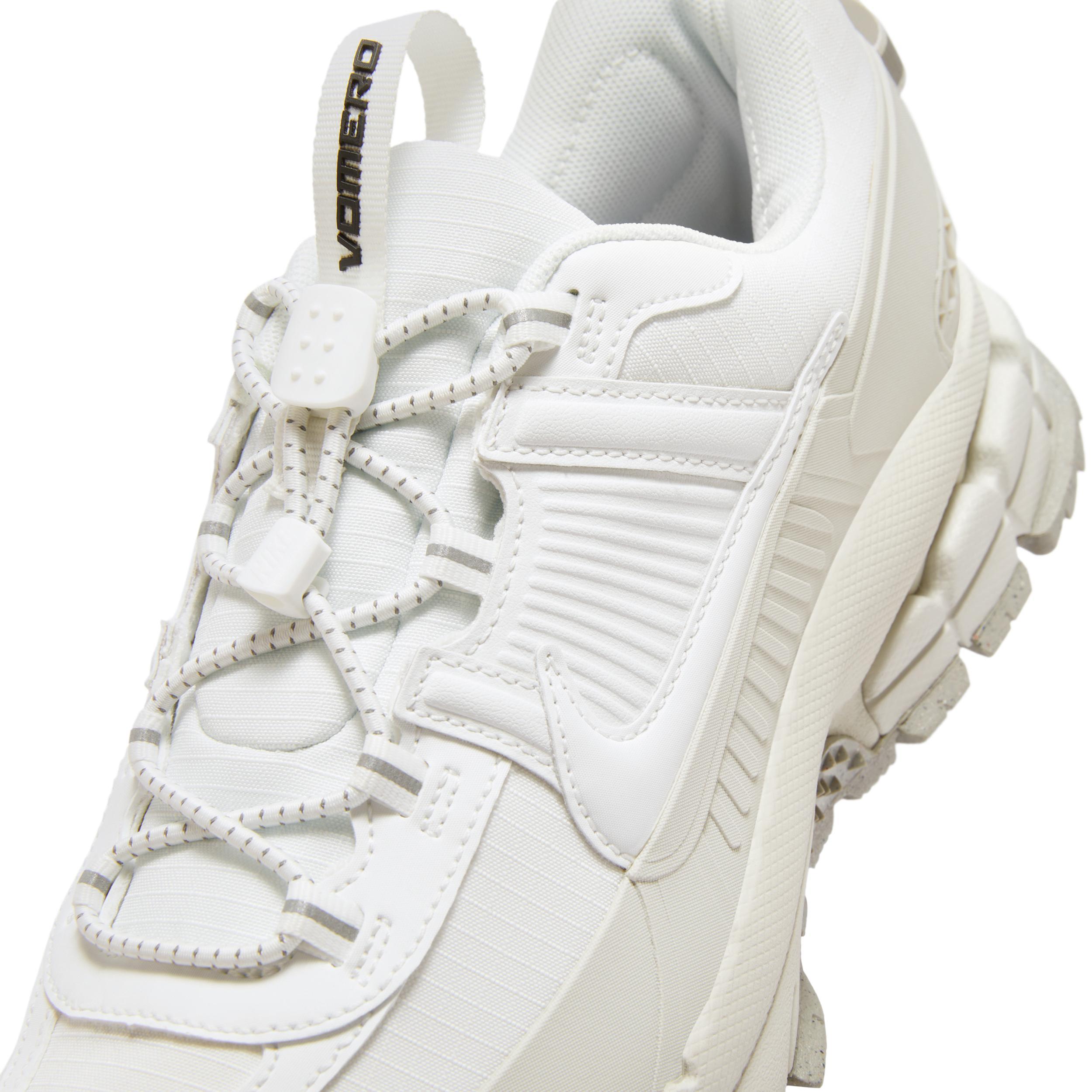 Nike Men's Zoom Vomero Roam Winterized Shoes Product Image