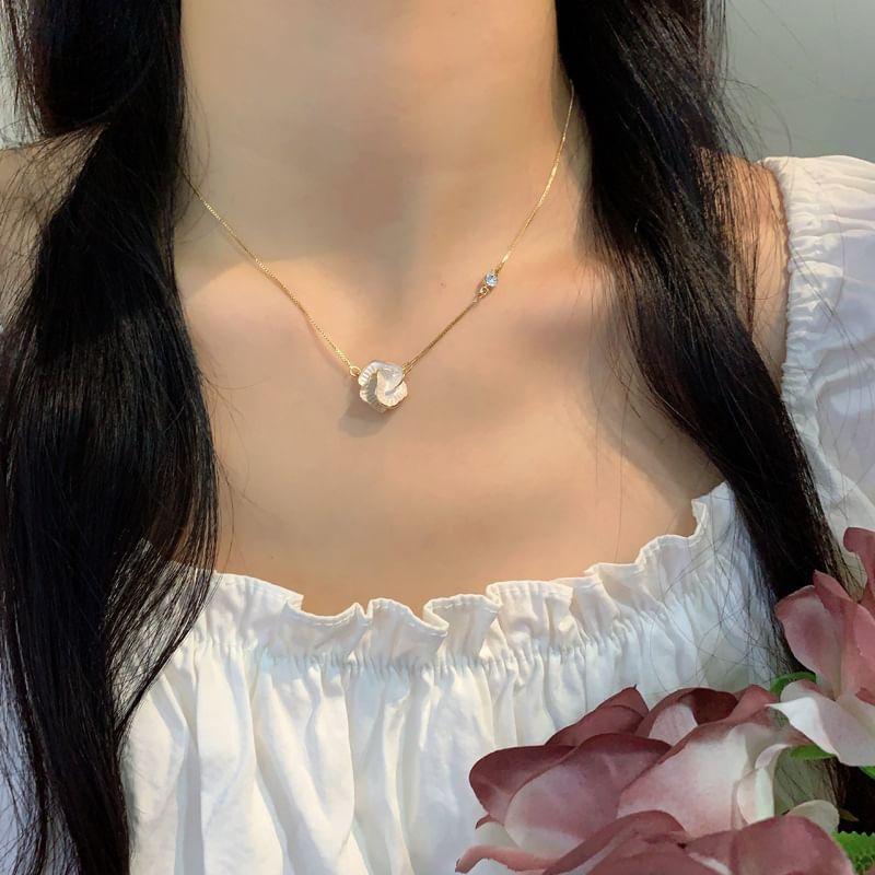 Enamel Flower Necklace Product Image