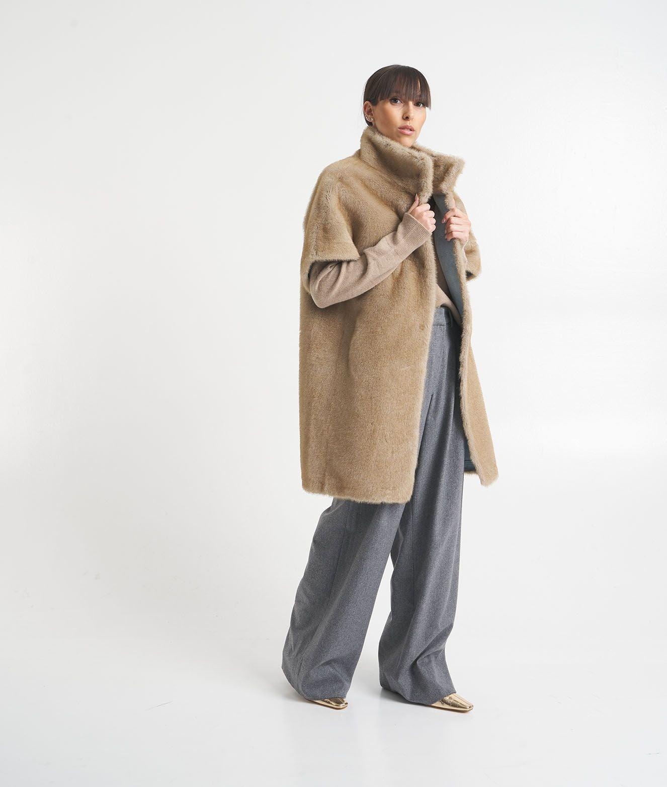 Cappotto in pelliccia sintetica Female Product Image