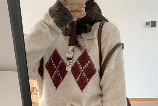 Round Neck Diamond Print Contrast Trim Sweater Product Image