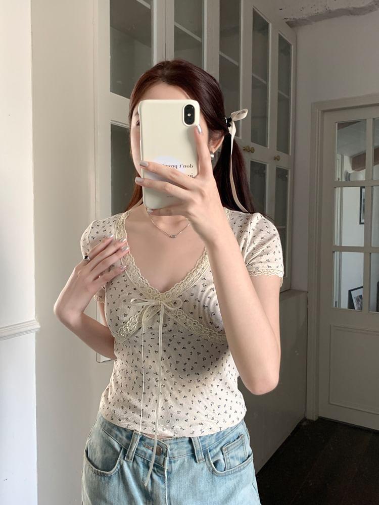 Short-Sleeve V-Neck Bow Panel Lace Tee Product Image