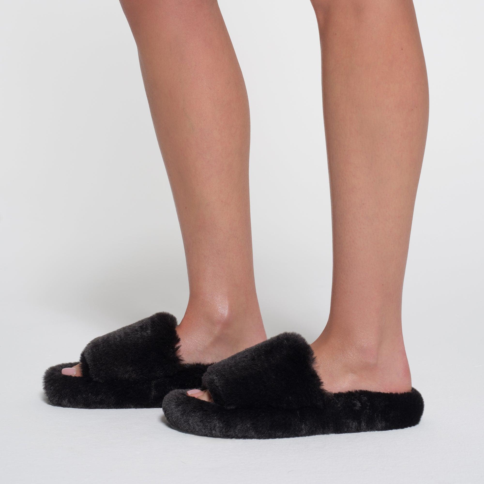 GETTING READY ACCESSORIES PLUSH SLIPPER | ONYX Product Image