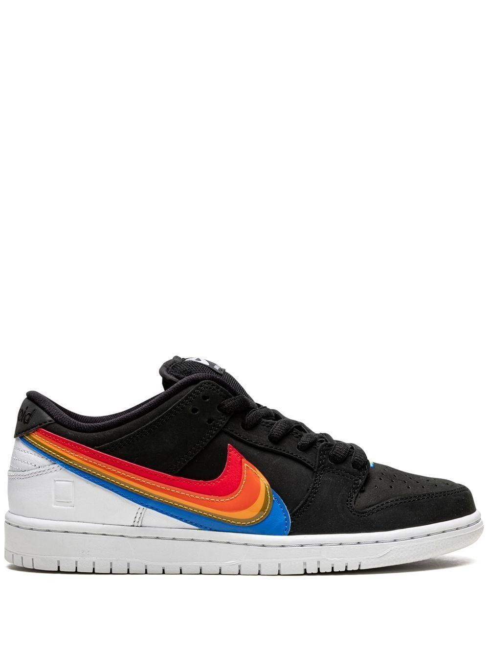 X Polaroid Sb Dunk Low Sneakers In Schwarz Product Image