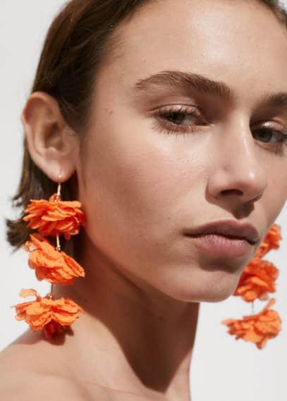 Flower pendant earrings - Women | MANGO USA Product Image