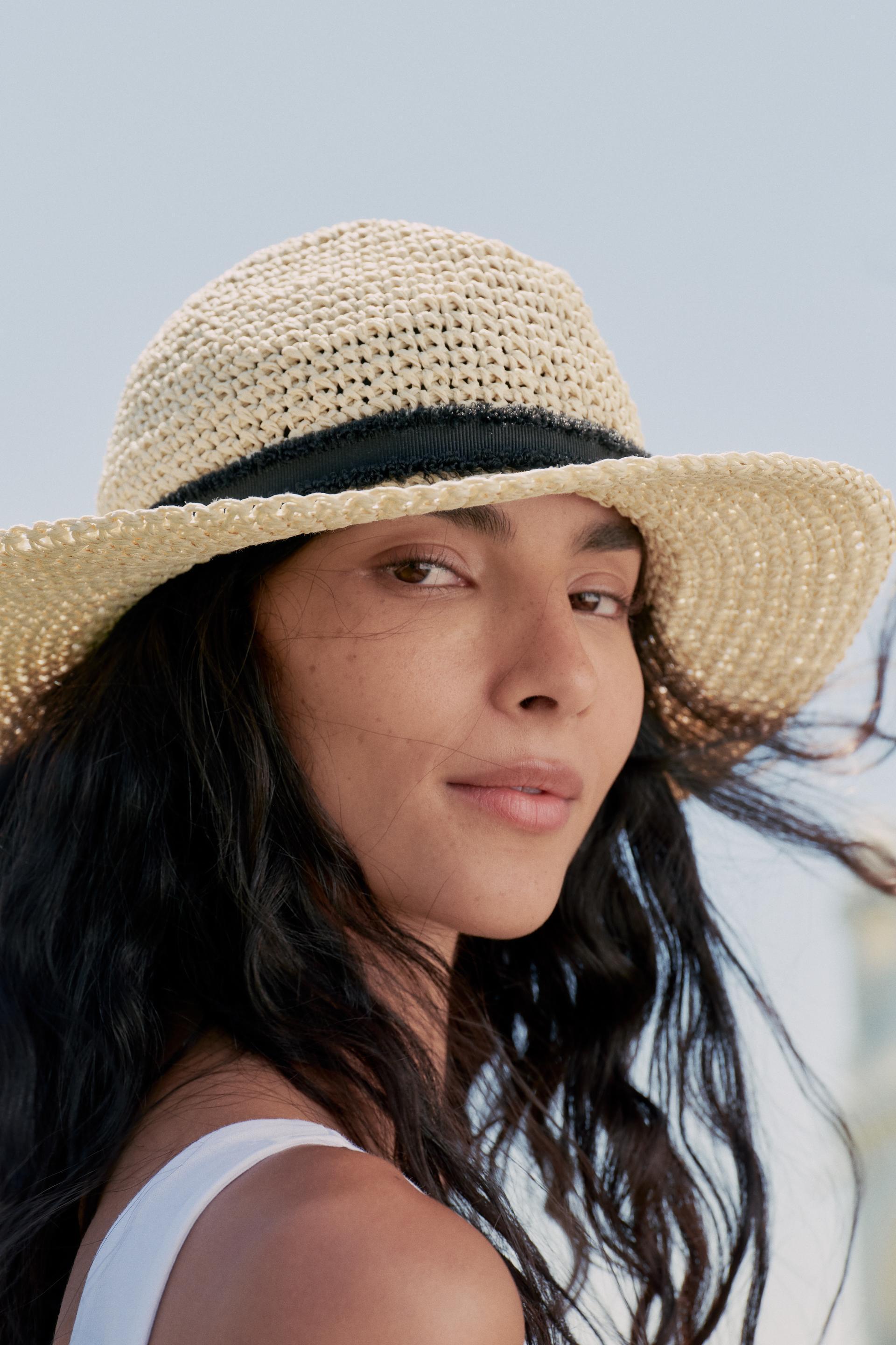 HAT WITH CONTRASTING BAND Product Image