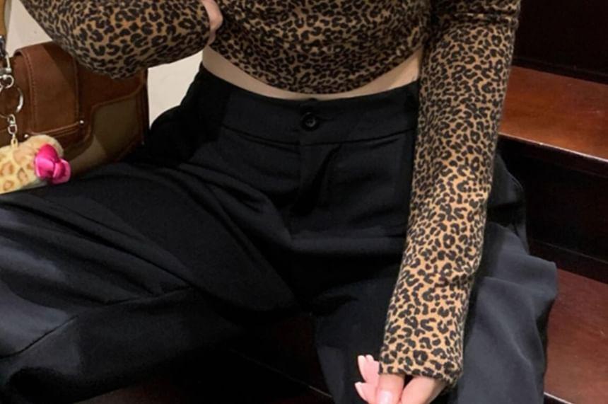 Long Sleeve Scoop Neck Leopard Print Cropped Tee Product Image