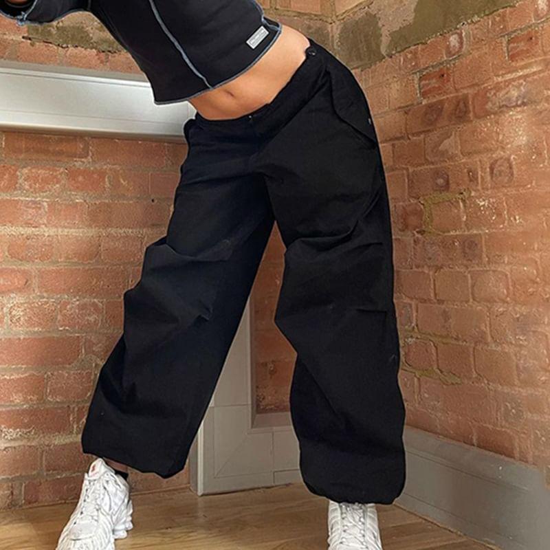 Low Rise Loose-Fit Wide Leg Cargo Pants Product Image