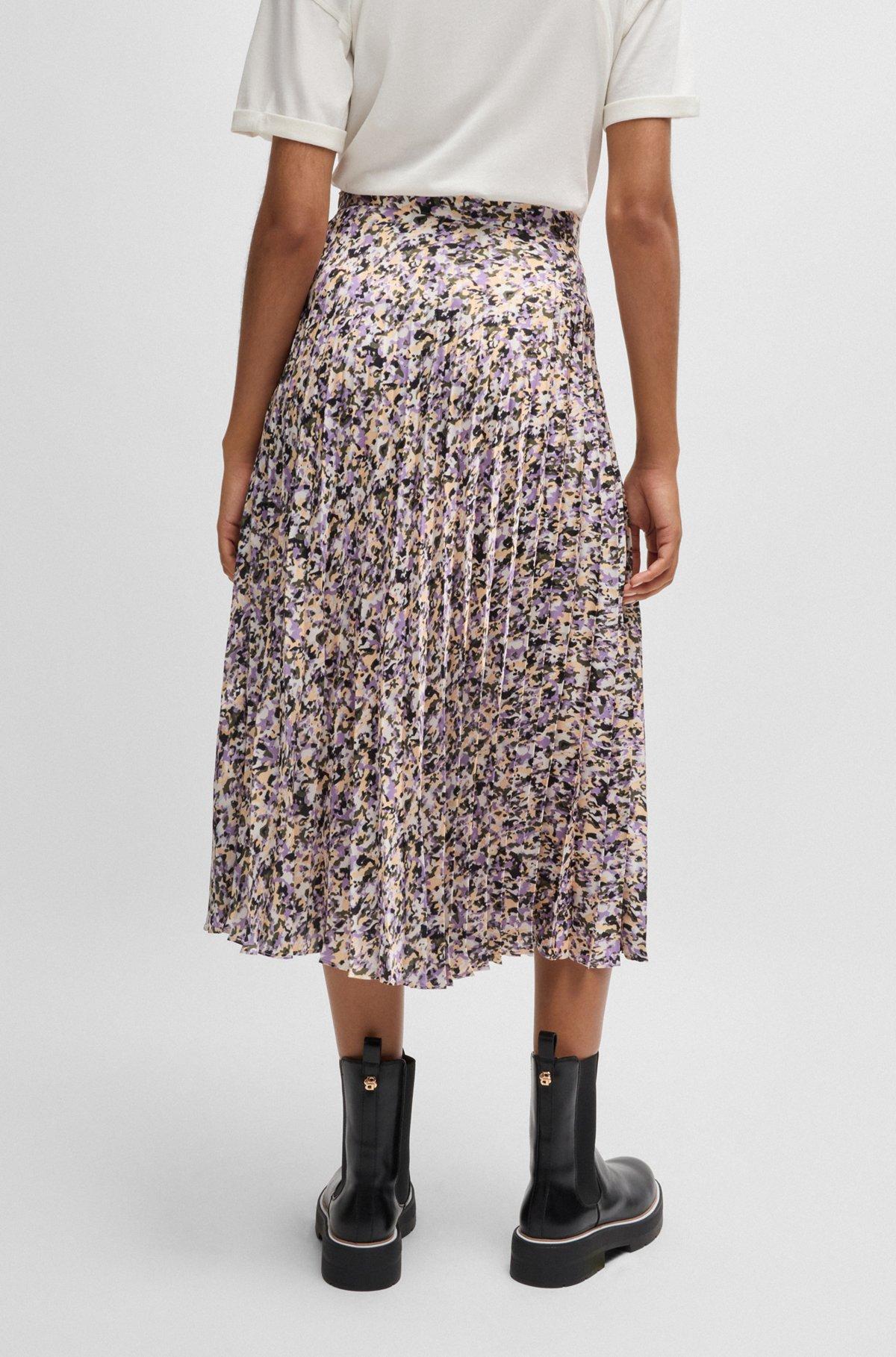 Maxi skirt in printed plissé satin Product Image