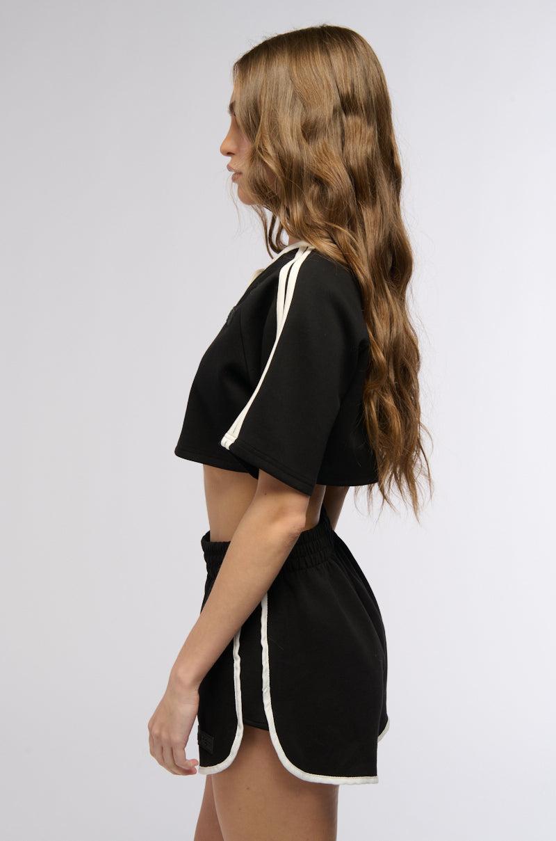 ON POINT BUTTON DOWN CROP TOP IN BLACK Product Image