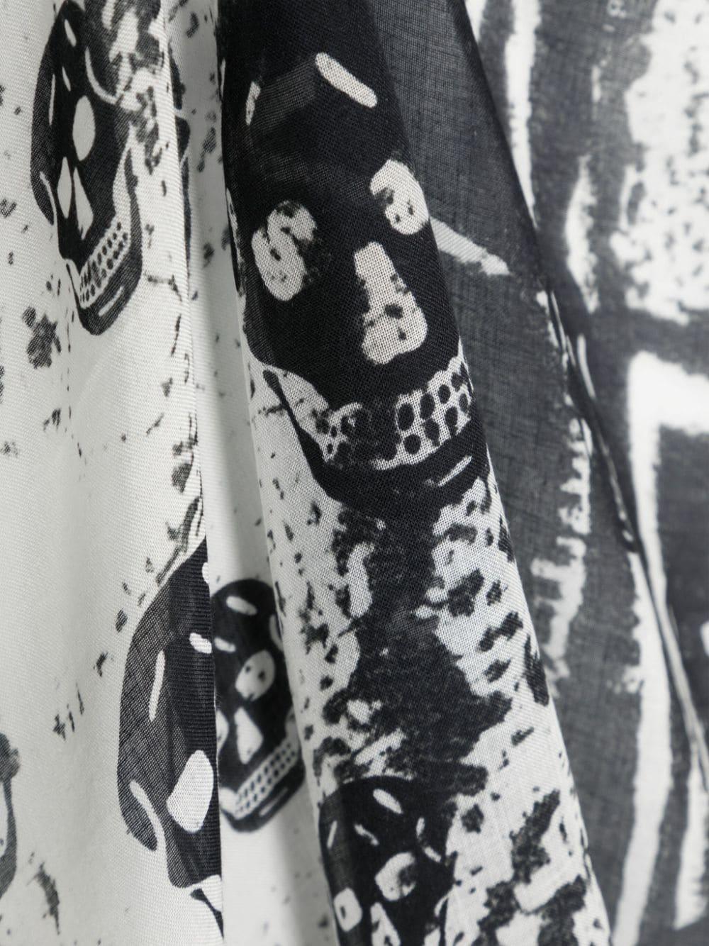 Skull-print Frayed Scarf In Schwarz Product Image