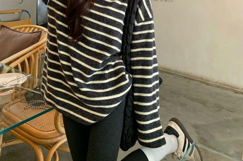 Long-Sleeve Round Neck Striped T-Shirt Product Image