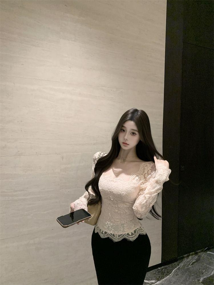 Long-Sleeve Scoop Neck Floral Lace Top Product Image